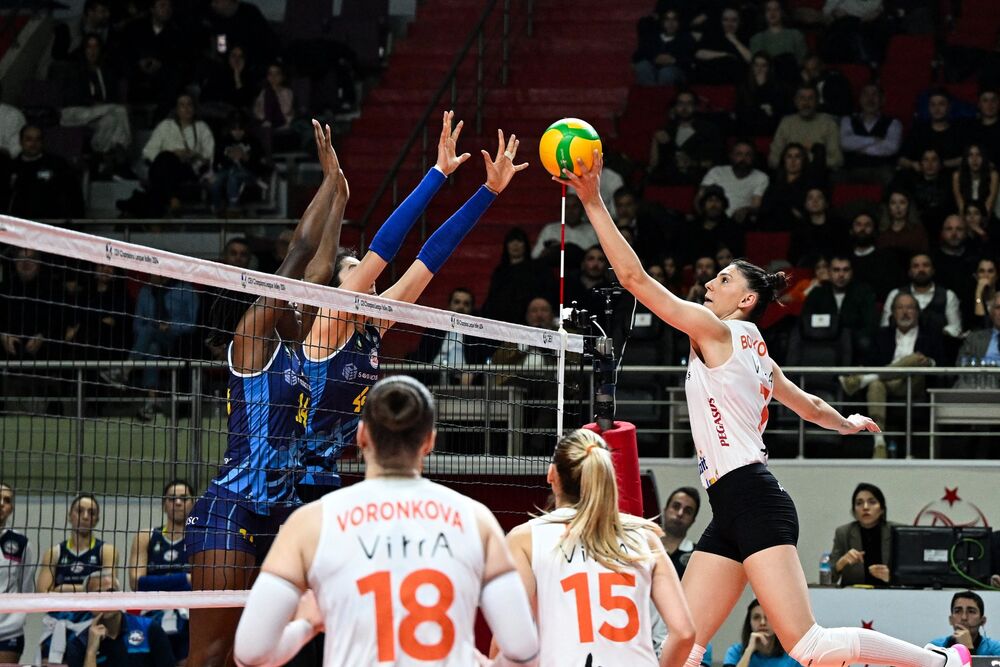 Tijana Bošković (desno) u dresu Ezačibašija