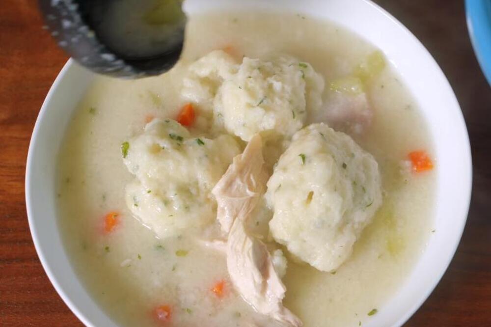 DOMAĆA SUPA SA KNEDLAMA PO RECEPTU STARIH DOMAĆICA OKREPLJUJE DUŠU I TELO: Nekad je bila obavezna za NEDELJNI RUČAK