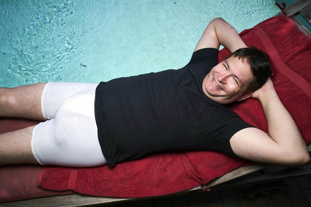 ČOVEK SA NAJVEĆIM POLNIM ORGANOM PODELIO SLIKU NA KOJOJ JE POTPUNO NAG: Zbog veličine je mogao sam sebe... (FOTO)