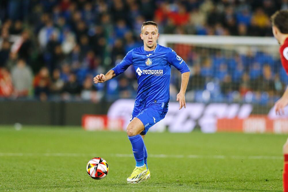 MAKSIMOVIĆ UŠAO U ISTORIJU HETAFEA! Poklon koji je dobio će pamtiti dugo!