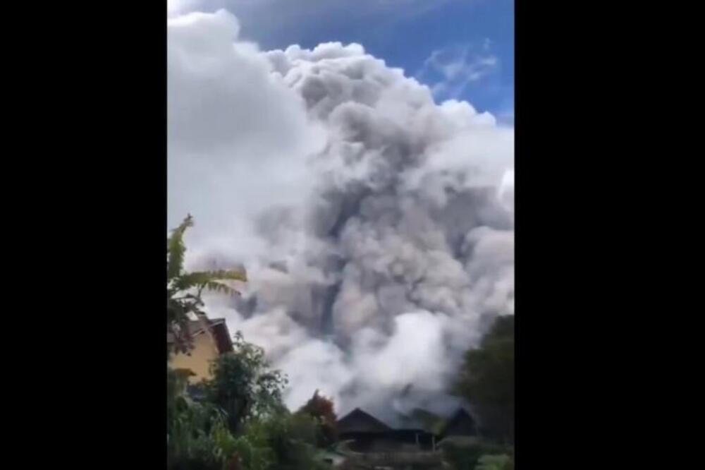 ERUPTIRALA TRI VULKANA! Najaktivniji izbacio REKU LAVE, sela prekrivena vulkanskim pepelom, stanovništvo beži