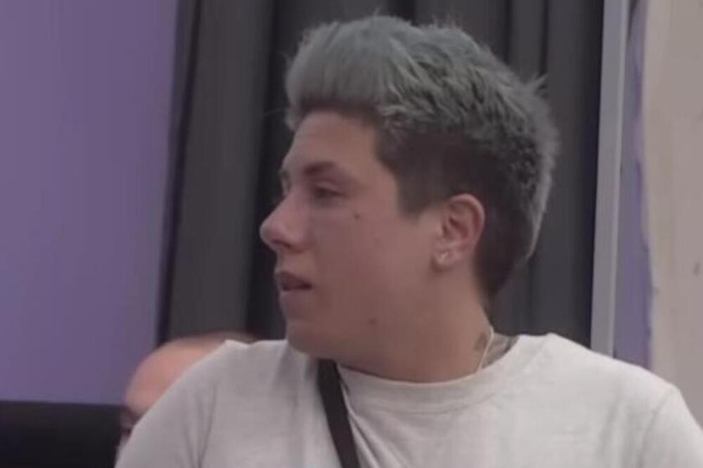 KAKAV JE OVO RAT ČOVEČE: Pale teške UVREDE, preko ovoga bi malo ko MOGAO DA PREĐE, mrzi je jer je LEZBIJKA?