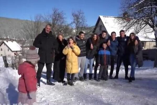 "SADA SMO FUDBALSKI TIM": Anita i Uroš pobegli iz grada na selo i od vikendice napravili dom za njih JEDANAESTORO