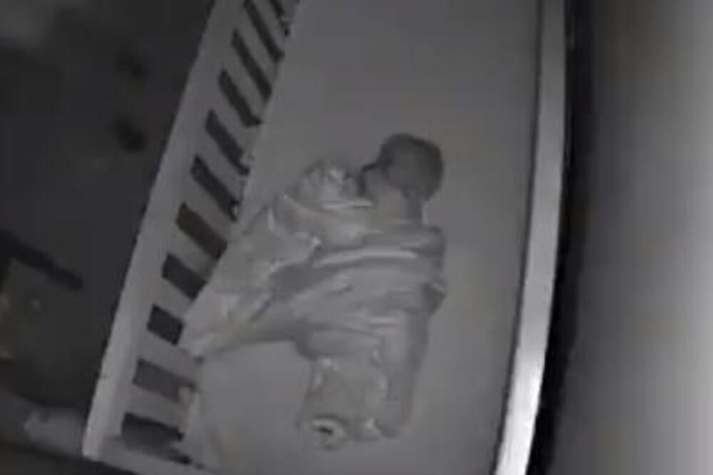 MAJKA OBIŠLA BEBU U NOĆI, A KAD SE OKRENULA IZA SEBE DOŽIVELA JE INFARKT ŽIVOTA: Detalj na snimku svima LEDI KRV