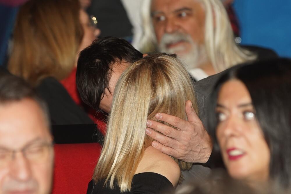 PA ZAR PRED SVIMA? Došli u POZORIŠTE pa se bacili u AKCIJU: Nisu mogli da se OBUZDAJU, a ljudi SAMO GLEDAJU