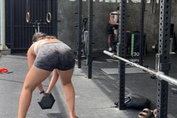 SNIMAK FITNES INSTRUKTORKE I GOLOG MUŠKARCA U TERETANI ZAPALIO MREŽE: Ona se SAVILA KAO PRUT a onda je ON...(VIDEO)