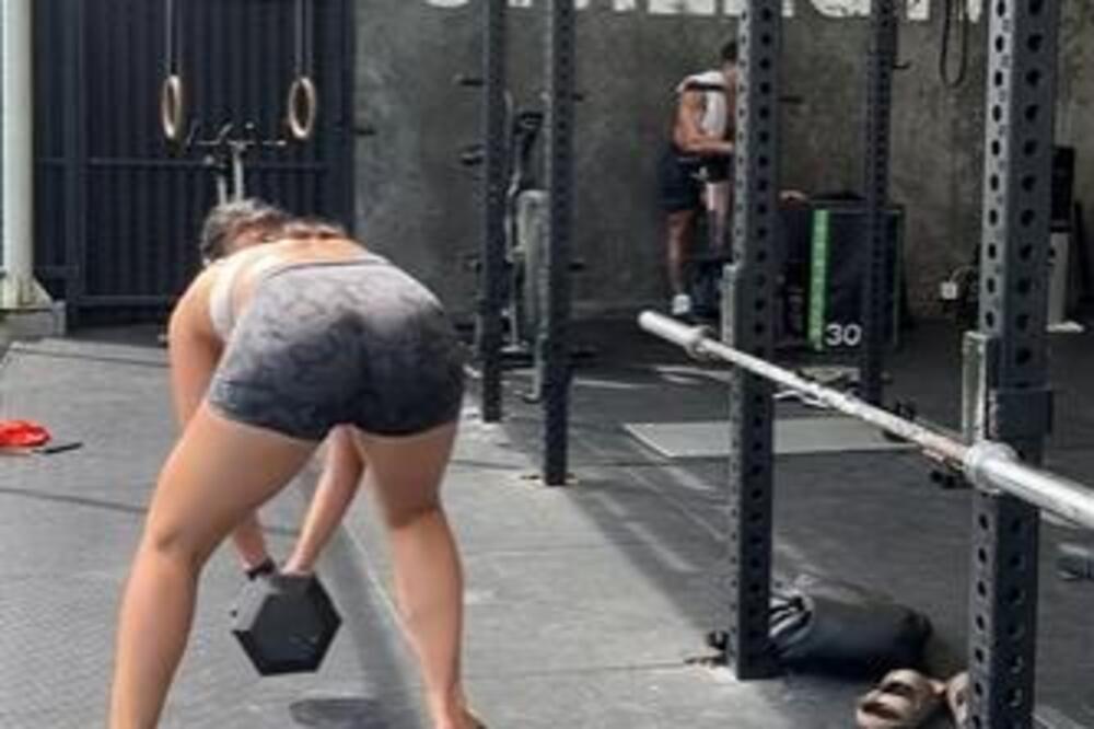 SNIMAK FITNES INSTRUKTORKE I GOLOG MUŠKARCA U TERETANI ZAPALIO MREŽE: Ona se SAVILA KAO PRUT a onda je ON...(VIDEO)