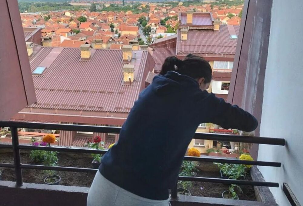Korisnica udeđuje baštu na terasi Kuće mogućnosti u Nišu