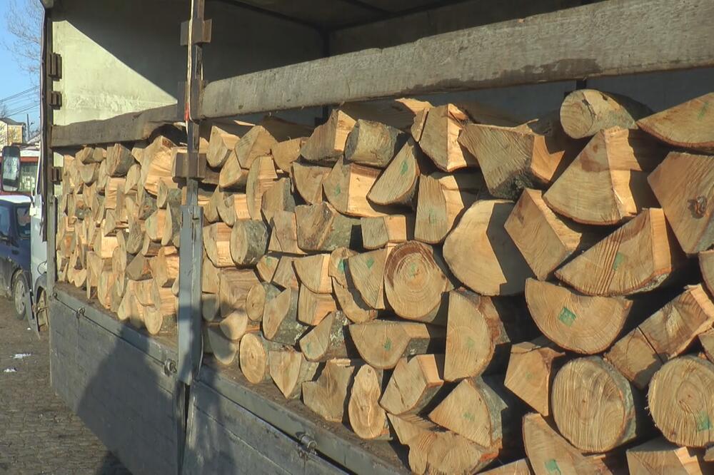 Ova grupa građana dobije ogrev za zimu potpuno besplatno: A evo ko će dobiti popust i metar drva za 2.900 dinara