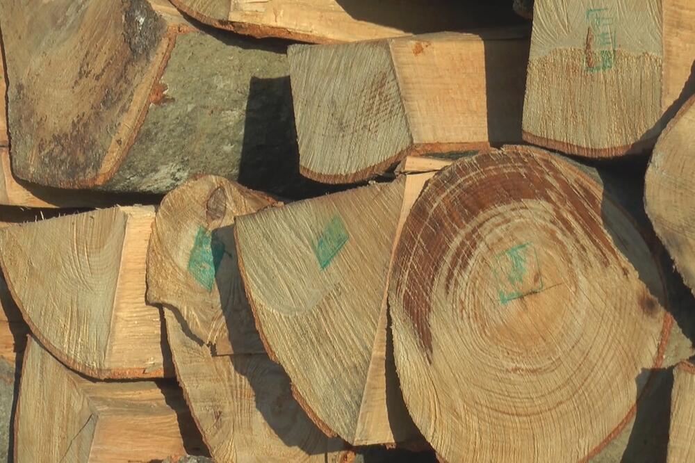 ŠTA SE DEŠAVA SA CENOM DRVA? Građani štede ogrev kako ne bi morali da dokupljuju (FOTO)