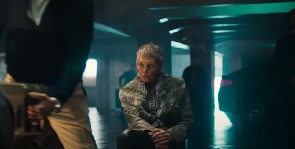 U seriji joj je zaštitni znak bila crvena kosa, ali privatno ponosno njeguje svoje sede vlasi.