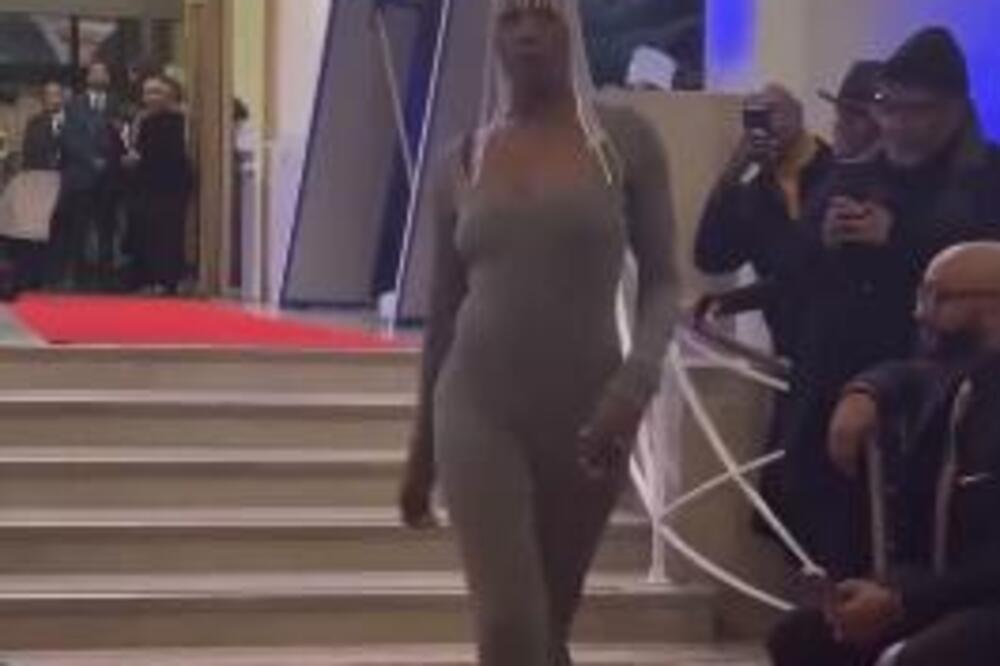 DOŠLI NA SAHRANU POZNATOG DIZAJNERA, PA OSTALI ZGRANUTI U MESTU: Poljupci i OBLINE na sve strane, ČAK I... (VIDEO)