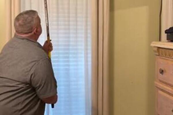 ČOVEK JURIO METLOM ČUDNU ŽIVOTINJU PO STANU I VRIŠTAO: Vitlao i borio se sa njom sve dok nije SKOČILA...(VIDEO)