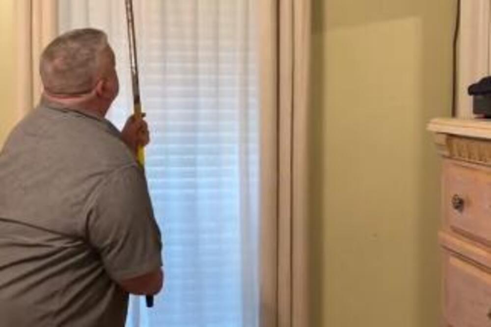 ČOVEK JURIO METLOM ČUDNU ŽIVOTINJU PO STANU I VRIŠTAO: Vitlao i borio se sa njom sve dok nije SKOČILA...(VIDEO)