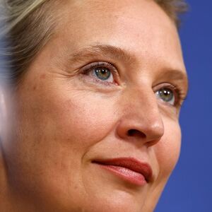 DEDA JOJ BIO NACISTA, HITLER GA JE LIČNO POSTAVIO NA OVO MESTO! Isplivala šokantna porodična tajna liderke AfD-a!