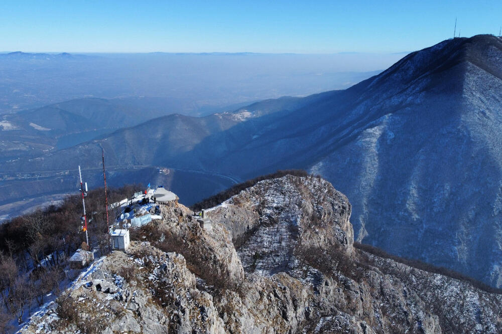 OVDE ĆE BITI JEDINI "SKYWALK" U SRBIJI: Pogledajte NEVEROVATNE fotke sa VRHA Kablara, radovi u PUNOM JEKU! (FOTO)