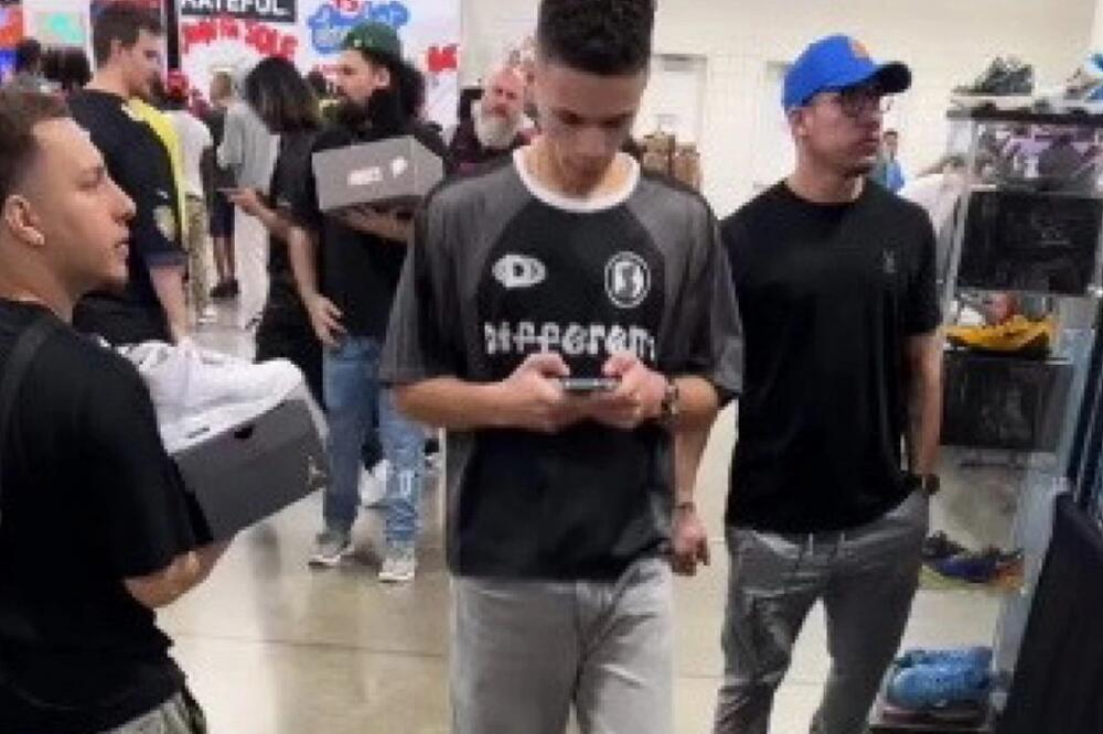 KRENUO JE DA SE NAĐE SA DRUGARIMA, A LJUDI OKOLO SU SAMO GLEDALI U NJEGOVE NOGE: Šta mu se DOGODILO? Pogledajte OVO