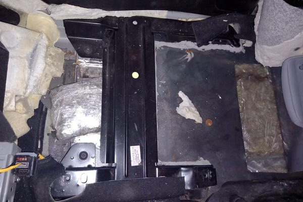 POLICIJACI GA ZAUSTAVILI NA BATROVCIMA, PA TRAŽILI DA OTVORI AUTOMOBIL: Gledajte šta je hteo da IZNESE iz SRBIJE