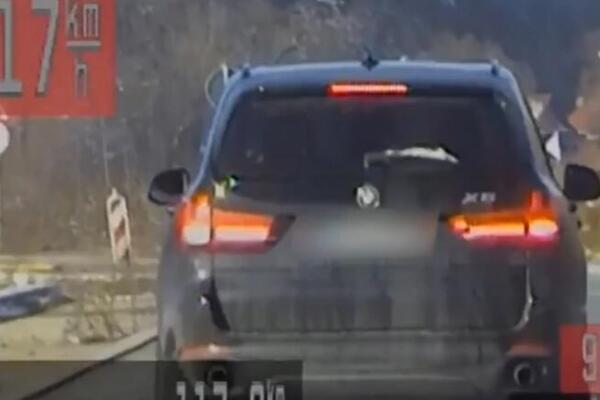 VOZIO SKORO 120 NA SAT: Policija zaustavila BAHATOG VOZAČA u Beogradu - ljudi NA MREŽAMA pobesneli NAKON SNIMKA