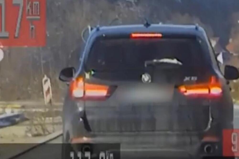 VOZIO SKORO 120 NA SAT: Policija zaustavila BAHATOG VOZAČA u Beogradu - ljudi NA MREŽAMA pobesneli NAKON SNIMKA