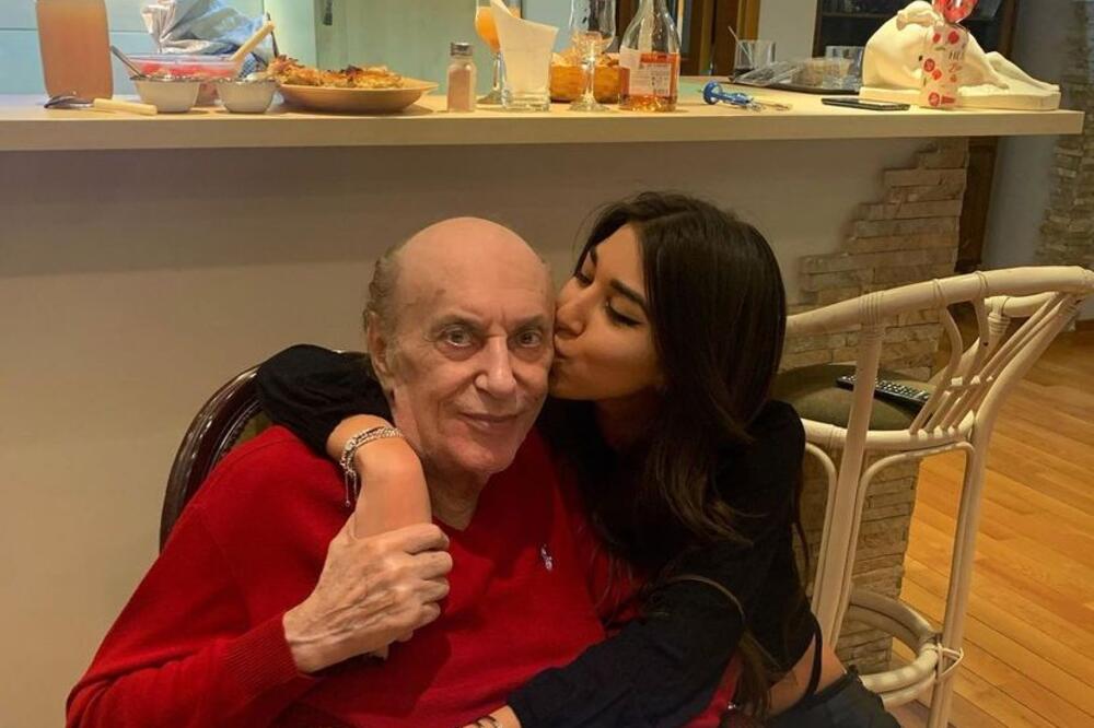 Udala se unuka čuvenog Tozovca! Lepa Jovana pozirala sa mužem ispred svetinje