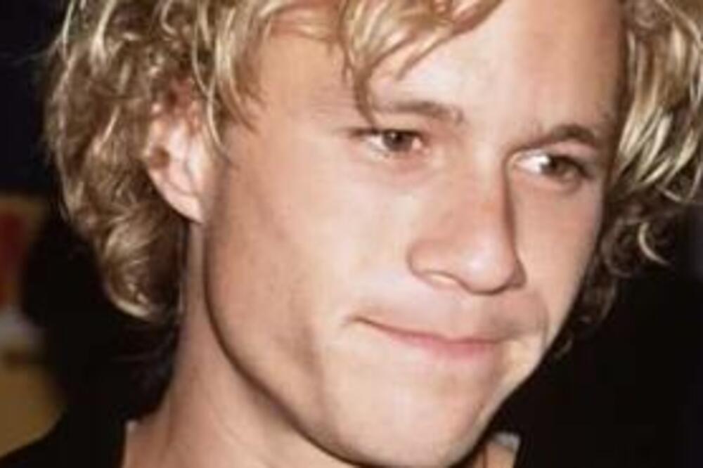 OVAJ GLUMAC JE SA 29 GODINA PRONAĐEN MRTAV U SVOJOJ SOBI: Ležao GO dok su pored njega bile OVE DVE STVARI, POTRESNO