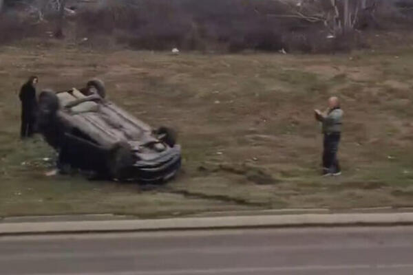 AUTOMOBIL ZAVRŠIO NA KROVU: Teža nesreća na Konjarniku (VIDEO)