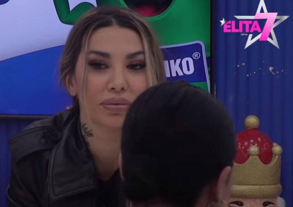 Aneli sluša Janjuševo izlaganje