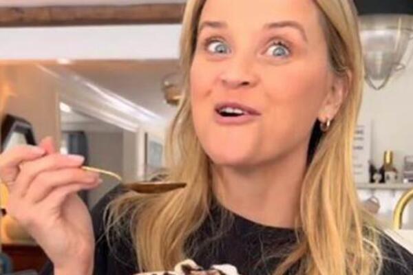 A ZAŠTO JEDNOSTAVNO NIJE KUPILA SLADOLED? Lepa PLAVUŠA uzela SNEG pa napravila POSLASTICU, ljudi se ZGROZILI