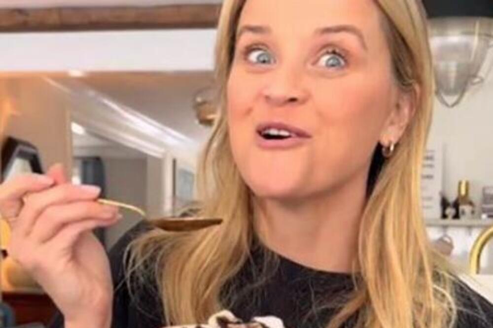 A ZAŠTO JEDNOSTAVNO NIJE KUPILA SLADOLED? Lepa PLAVUŠA uzela SNEG pa napravila POSLASTICU, ljudi se ZGROZILI