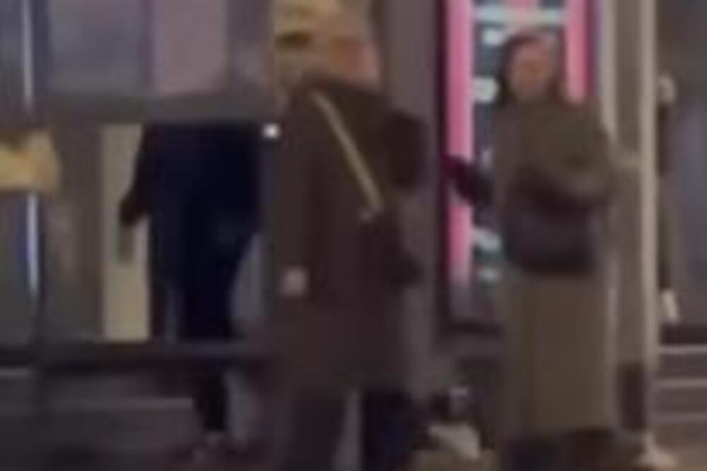 BAKE PRAVE LEGENDE, NOVOSAĐANI NAPRAVILI ŽURKU NA STANICI: Gradom se orila ova numera (VIDEO)