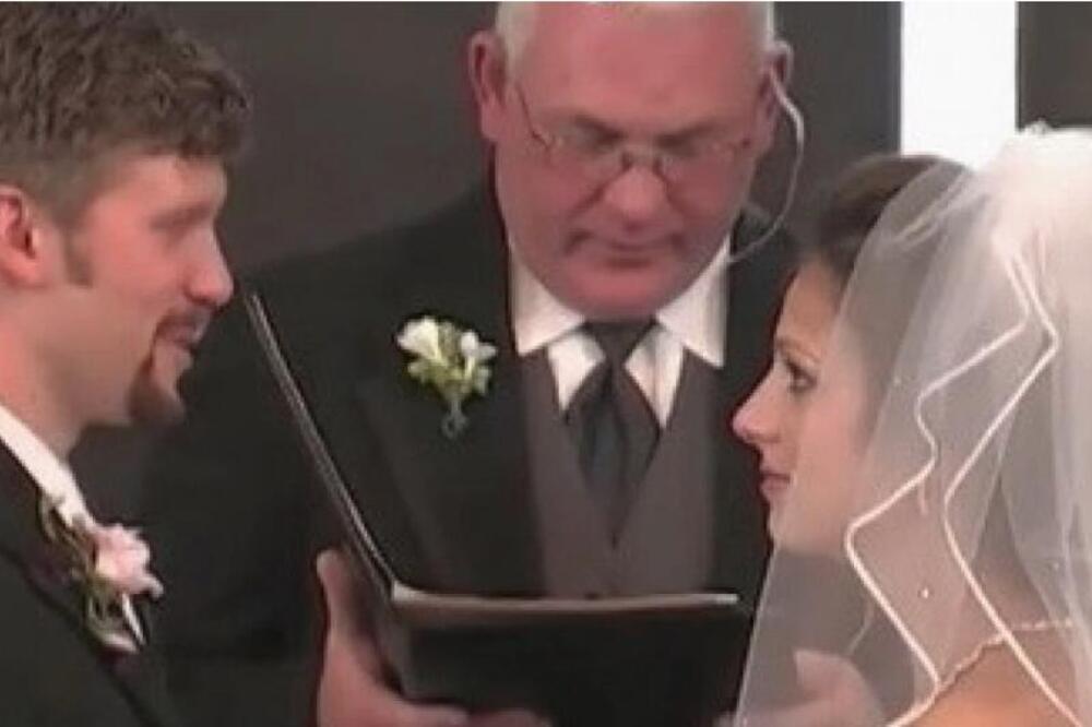 MLADA NIJE MOGLA DA SE OBUZDA USRED VENČANJA PA URADILA OVO: Matičar je ZGROŽENO GLEDAO pa na kraju ZATVORIO KNJIGU