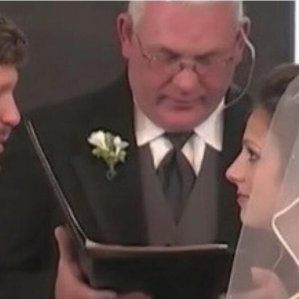 MLADA NIJE MOGLA DA SE OBUZDA USRED VENČANJA PA URADILA OVO: Matičar je ZGROŽENO GLEDAO pa na kraju ZATVORIO KNJIGU