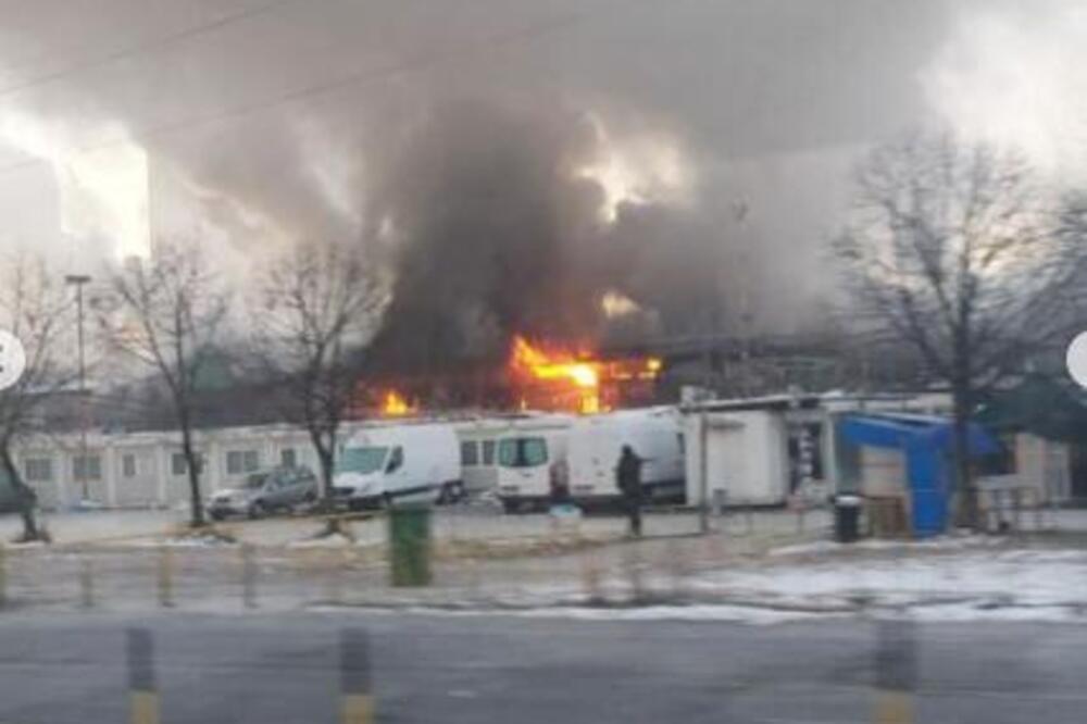 PRVI SNIMAK POŽARA U KINESKOM TRŽNOM CENTRU U BLOKU 70: Gust DIM i VATRA kuljaju na SVE STRANE (FOTO)