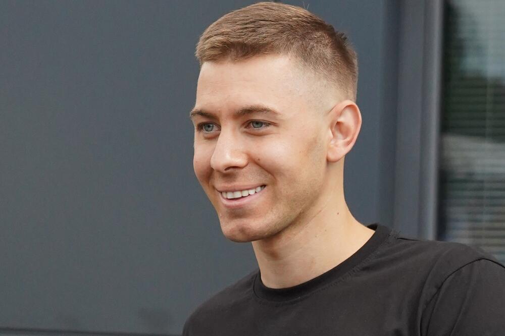 OPTUŽUJU GA DA JE GEJ, SPOMINJE SE I OVAJ ČOVEK U AFERI: Oglasila se Božina MAJKA, EVO KO JE NJEGOV FINANSIJER