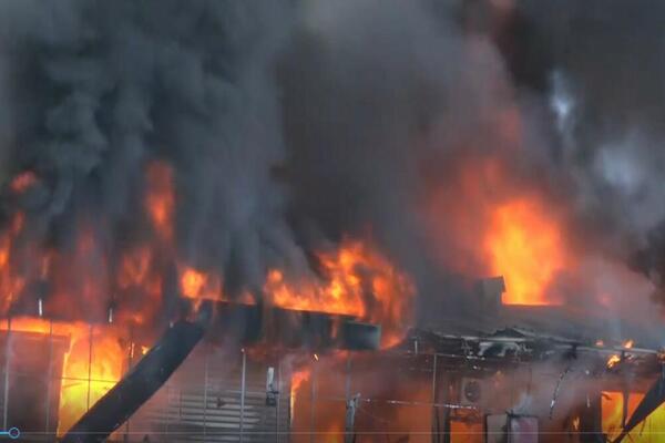 JEZIVI PRIZORI POŽARA U KINESKOM TRŽNOM CENTRU U BLOKU 70: Vatra guta CEO OBJEKAT (VIDEO)