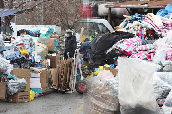 HAOS NA NOVOM BEOGRADU I DALJE TRAJE: Ljudi SPAŠAVAJU što mogu, roba iz TRŽNOG CENTRA izbačena na ULICU! (FOTO)