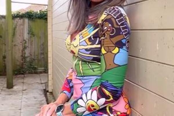 OVA ŽENA U 60-IM DIŽE PRITISAK I MLAĐIM MUŠKARCIMA GDE GOD SE POJAVI: Šta radi sa telom - DA VAM SE ZAVRTI (VIDEO)