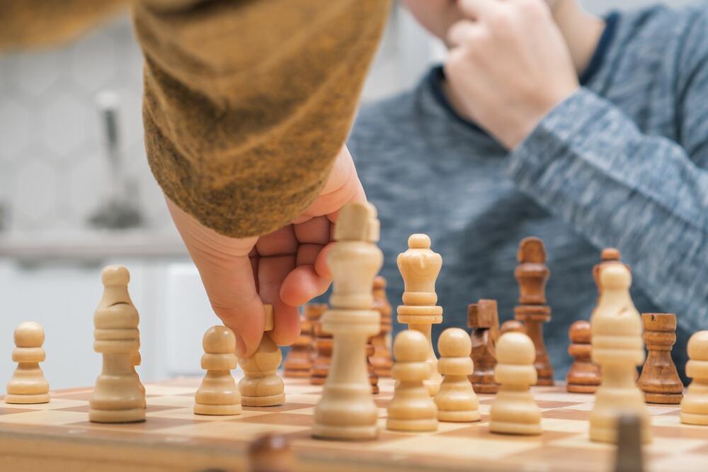 OSMOGODIŠNJI NOVOSAĐANIN LEONID IVANOVIĆ POBEDIO ŠAHOVSKOG VELEMAJSTORA (59) IZ BUGARSKE: Neverovatan USPEH! VIDEO