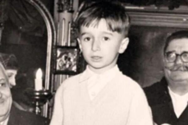 DA LI ZNATE KO JE DEČAK SA FOTKE? Danas je jedan od NAJMOĆNIJIH LJUDI NA ESTRADI, oženjen je FATALNOM PLAVUŠOM