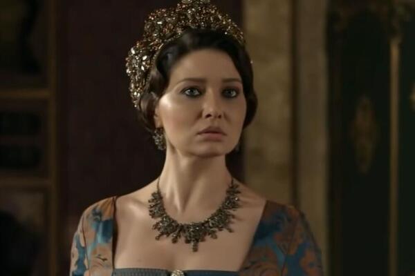 GLEDALI STE JE U OMILJENOJ TURSKOJ SERIJI! ZA NJU KAŽU DA JE PLJUNUTA MONIKA BELUČI: Ova žena je SAN svih BALKANACA