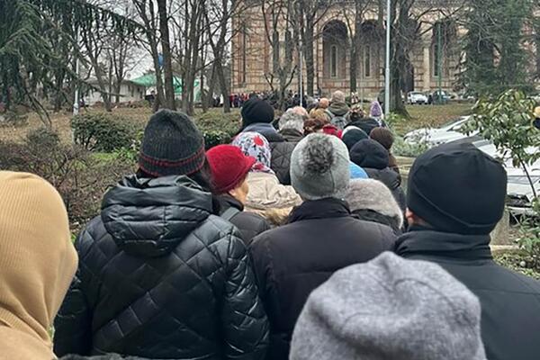 VERNICI ČEKAJU DA VIDE ČUDOTVORNU IKONU NA TAŠMAJDANU KOJA JE TU JOŠ DANAS: Red počinje još u TAKOVSKOJ! (FOTO)
