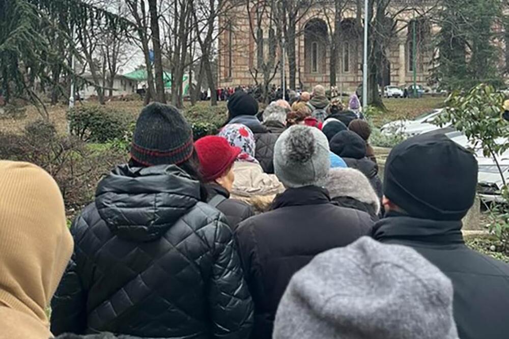VERNICI ČEKAJU DA VIDE ČUDOTVORNU IKONU NA TAŠMAJDANU KOJA JE TU JOŠ DANAS: Red počinje još u TAKOVSKOJ! (FOTO)