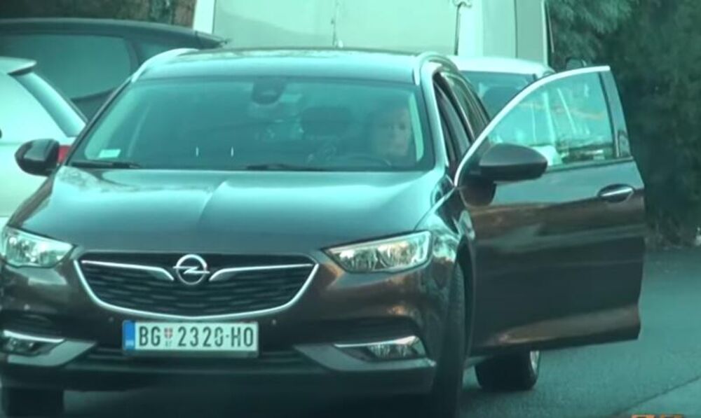 Roker je kupi auto iste marke kao i prethdodni kojeg je slupao u saobraćajnoj nesreći
