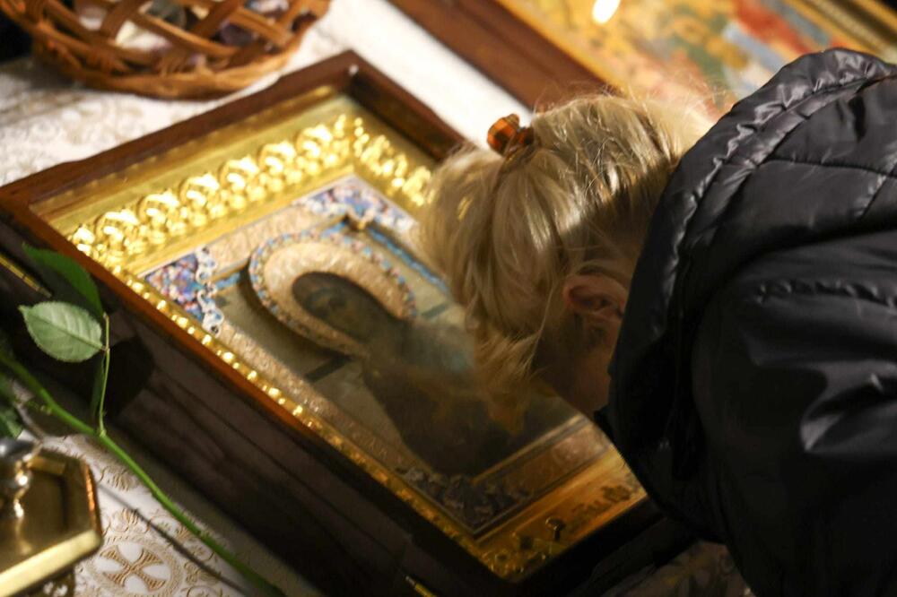 POGLEDAJTE KAKO UŽIVO IZGLEDA ČUDOTVORNA IKONA MAJKE BOŽIJE: Vernici joj se mole OVIM REČIMA (FOTO)