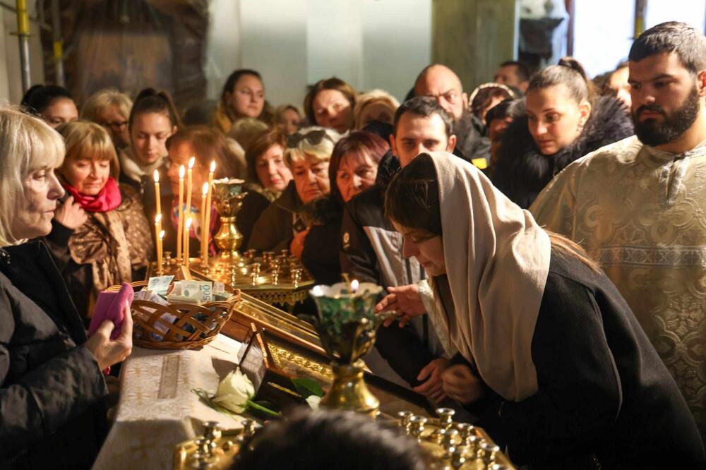 ŠTA SU DOŽIVELI VERNICI KOJI SU CELIVALU ČUDOTVORNU IKONU MAJKE BOŽIJE IZ RUSIJE? Ovo su njihove ispovesti (FOTO)
