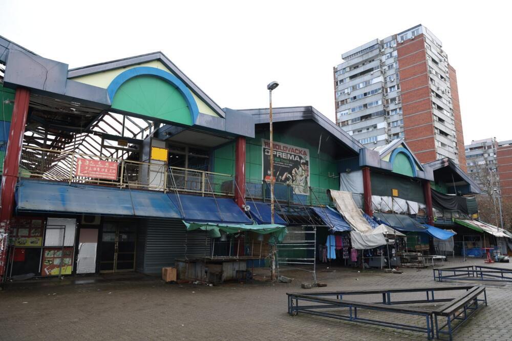 VELIKA KRAĐA KRAJ KINESKOG TRŽNOG CENTRA: Kamenom razbio prozor i odneo VREDNE predmete