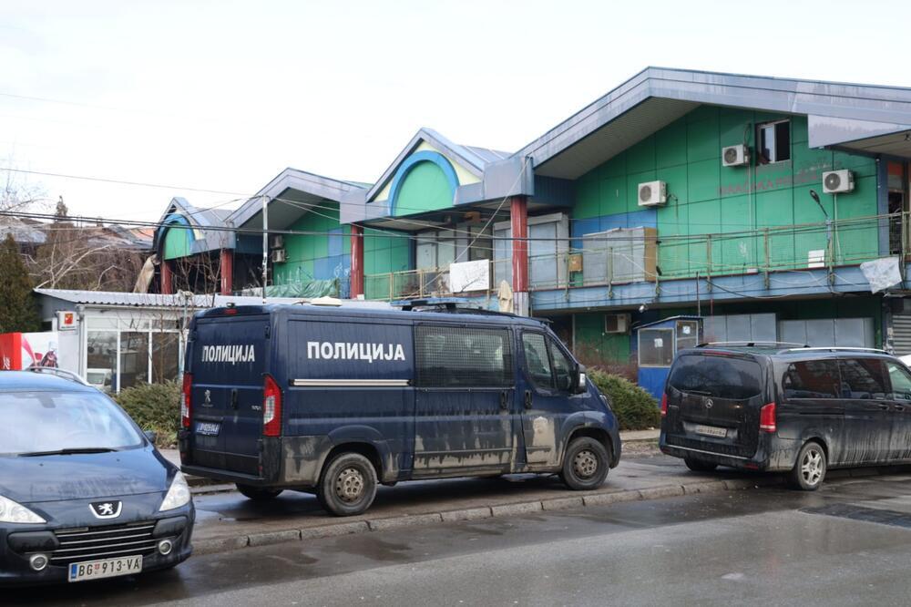 "OSTALI SMO BEZ IČEGA, NE ZNAM ŠTA DA RADIMO": Potresni prizori ispred Kineskog tržnog centra nakon UŽASA (FOTO)