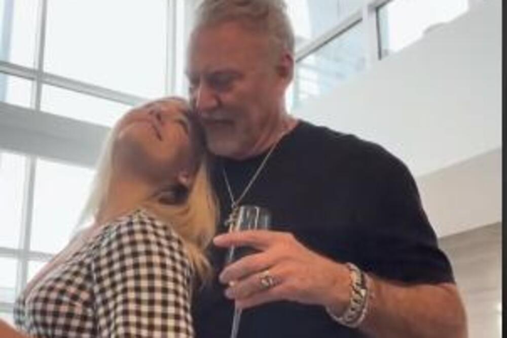 PO GODINAMA JOJ MOŽE BITI DEDA, A ONA SE TRLJA O NJEGA I RADI OVO: Njihov INTIMNI snimak šokira, NE LIBE SE DA...