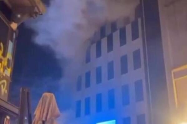 DRAMA U KNEZ MIHAILOVOJ: Gori zgrada u kojoj se nalazi poznati butik, crni dim kulja na sve strane!